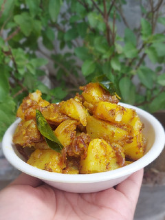 मसालेदार प्याज़ आलू (Masaledar pyaz aloo recipe in hindi) रेसिपी मुख्य फोटो
