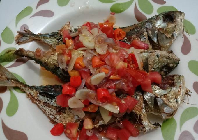 Resep Ikan Kembung Siram Sambal Matah Oleh Nisa Fuadah - Cookpad