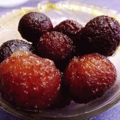 A picture of Gulab Jamun.