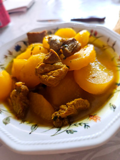 Una foto de Patatas a lo pobre caldosas con cerdo