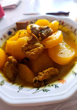 Una foto de Patatas a lo pobre caldosas con cerdo