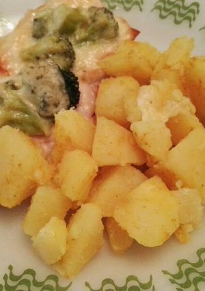 Tejszínes, füstölt sajtos csirke, brokkoli rózsákkal recept fotója