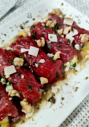 Una foto de Rollitos trufados de carpaccio con naranja y aguacate