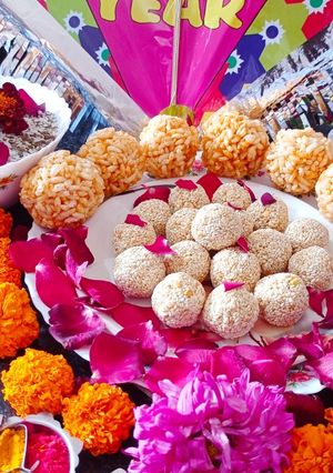 सफ़ेद तिल के लड्डू (safed til ke ladoo recipe in Hidni) रेसिपी मुख्य फोटो