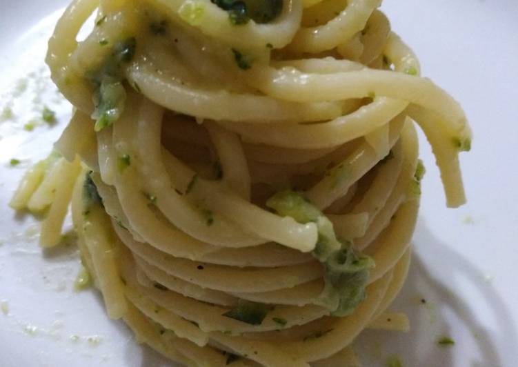 Spaghetti con crema di zucchina e taleggio