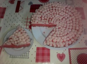 صورة لوصفة كيكة المحبة الحمراء مع الكريمة الزهرية يام 🎂❤