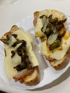 Una foto de Tostas de Lomo con Pimientos Caramelizados y Queso al Smith
