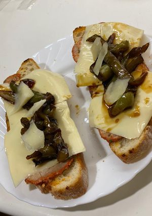 Una foto de Tostas de Lomo con Pimientos Caramelizados y Queso al Smith