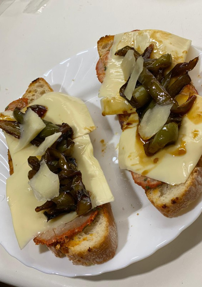 Una foto de Tostas de Lomo con Pimientos Caramelizados y Queso al Smith