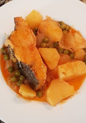 Una foto de Bacalao guisado con patatas y guisantes