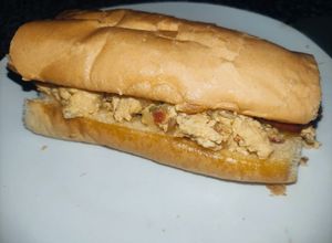 Una foto de Pan baguette, con chorizo y huevos ⚡