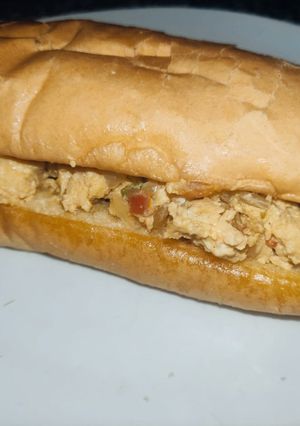 Una foto de Pan baguette, con chorizo y huevos ⚡