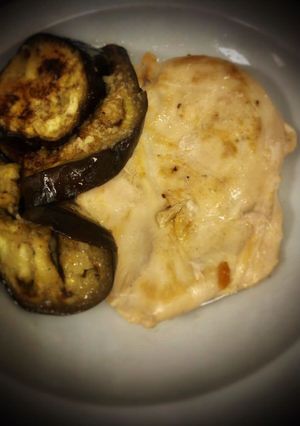 Una foto de Pechuga de pollo con berenjena