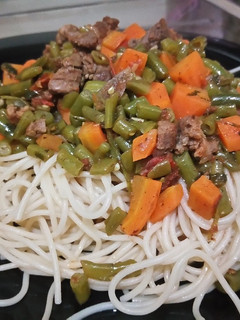 A picture of Spaghetti served with French beans stew.