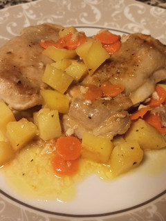 Una foto de Pollo en salsa con patatas fritas y zanahorias rápido de hacer