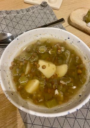 صورة لوصفة شوربة عدس بحامض لبنانية
