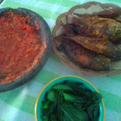 รูปของ Nila goreng sambel lamongan lalap pokcoy