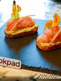 Finger Food - Crostini con avocado, tartare di gamberi e fiori di zucca fritti