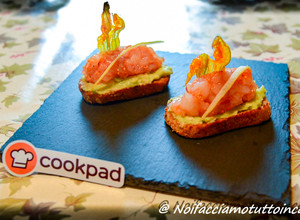 Foto di Finger Food - Crostini con avocado, tartare di gamberi e fiori di zucca fritti