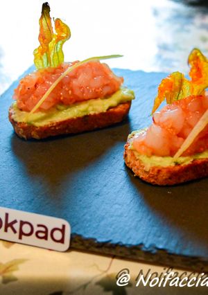Foto di Finger Food - Crostini con avocado, tartare di gamberi e fiori di zucca fritti