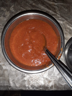 લસણ ટામેટાં ખજૂર ની ચટણી (Lasan Tomato Khajoor Chutney Recipe In Gujarati) રેસીપી મુખ્ય ફોટો
