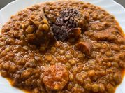 Una foto de lentejas con chorizo y morcilla