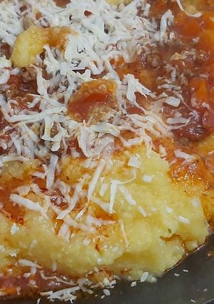 Una foto de Polenta con salsa roja