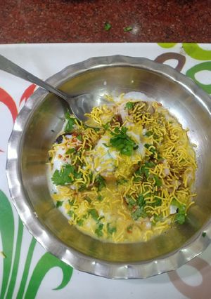 A picture of આલુ ટિક્કી ચાટ.
