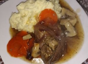 Una foto de Carne al jugo con puré picante