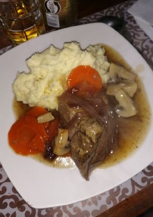 Una foto de Carne al jugo con puré picante