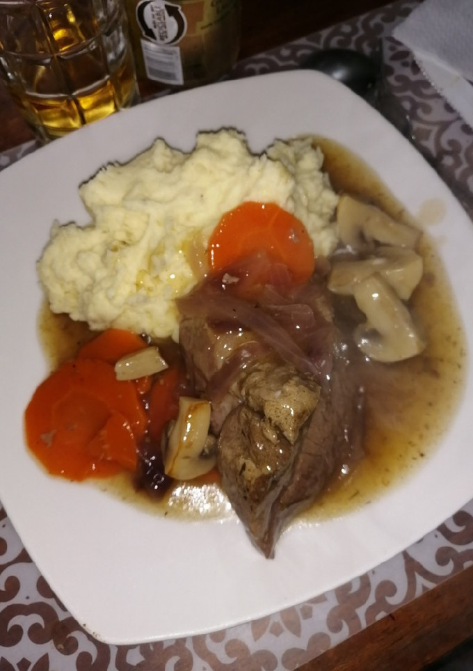 Una foto de Carne al jugo con puré picante