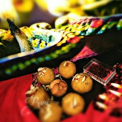 A picture of Besan ladoo.