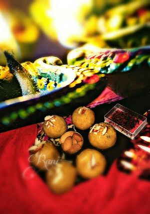A picture of Besan ladoo.