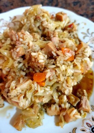 Una foto de Carre de cerdo a la cerveza con arroz y verdura