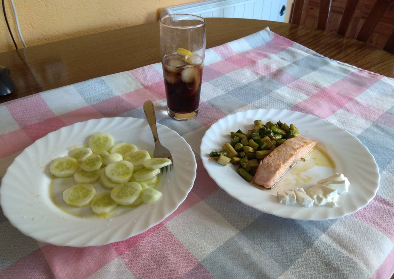 Salmón con espárragos trigueros, queso fresco y pepino