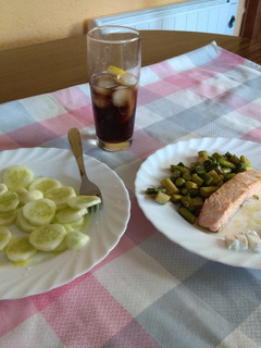 Una foto de Salmón con espárragos trigueros, queso fresco y pepino
