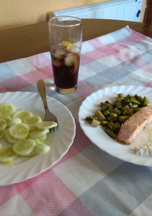 Una foto de Salmón con espárragos trigueros, queso fresco y pepino