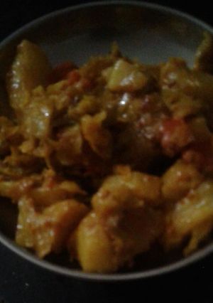 A picture of Aloo patta gobhi / potato cabbage.