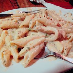 A picture of Pena paste with white sauce.