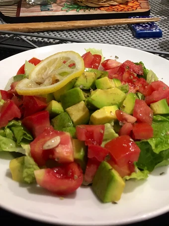 Cara Simple Menyiapkan Resep  Avocado salad with simple dressing yang Menggugah Selera, Enak Banget