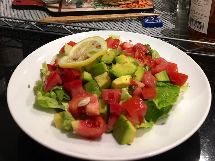 Cara Simple Menyiapkan Resep  Avocado salad with simple dressing yang Menggugah Selera, Enak Banget