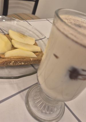 Una foto de Tostada de manzana y pasta de maní