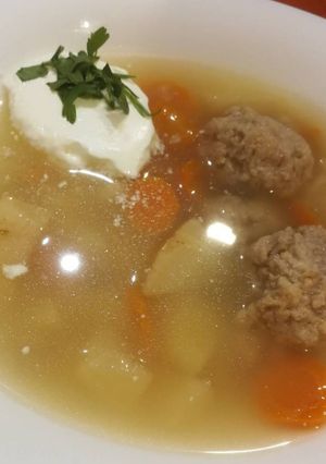 Lett húsgombócleves - Frikadeļu zupa recept fotója