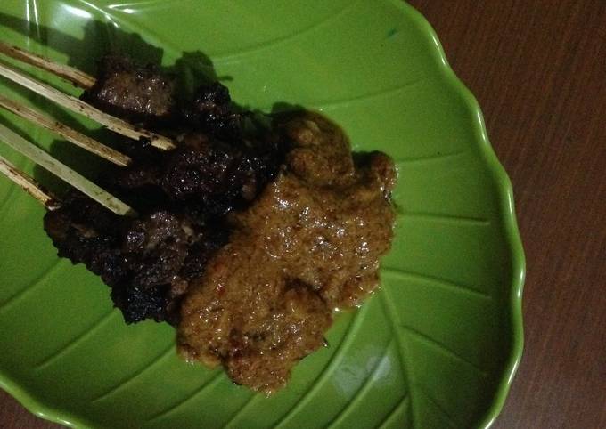 Langkah Mudah untuk Menyiapkan Sate Sapi Bumbu Kacang Empuk yang Enak