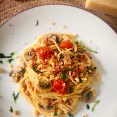 Una foto de Espaguetis con salsa de parmesano, champiñones y jamón (sin nata)
