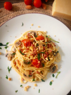 Una foto de Espaguetis con salsa de parmesano, champiñones y jamón (sin nata)