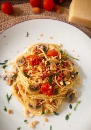 Una foto de Espaguetis con salsa de parmesano, champiñones y jamón (sin nata)