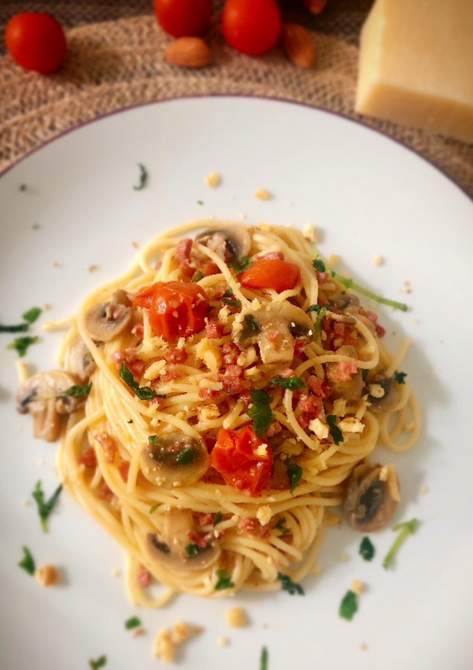 Una foto de Espaguetis con salsa de parmesano, champiñones y jamón (sin nata)