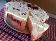 Una foto de postres con leche condensada y duraznos