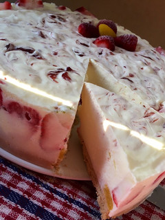 Una foto de Torta helada de yogur, con frutas. 🍓🍑